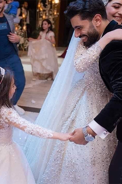 محمد صلاح وابنته مكة يخطفان الأنظار في عرس شقيقه